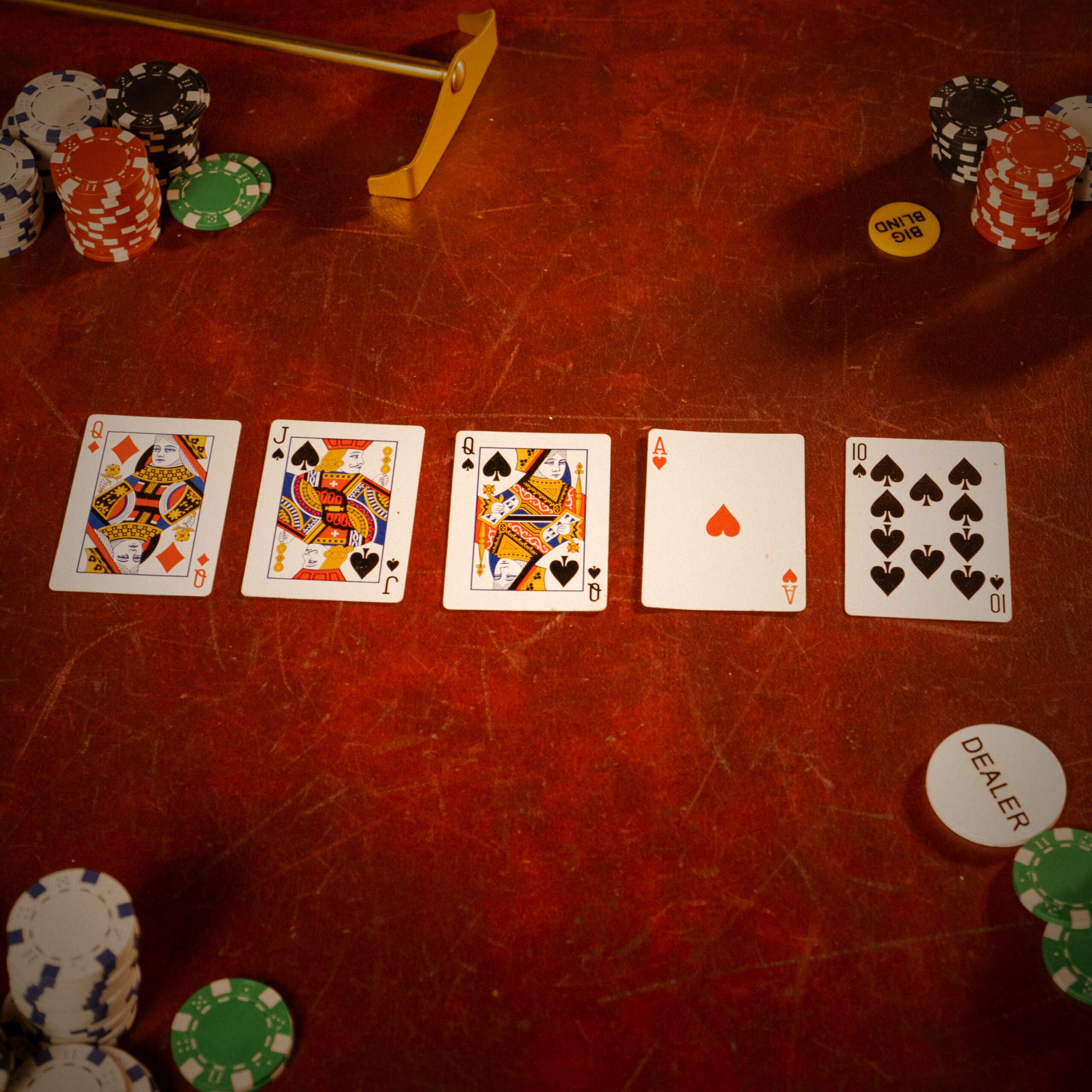 Main de poker dans un salon mafieux