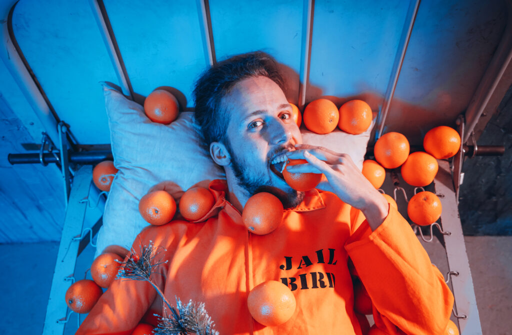 Prisonnier qui mange une orange dans la prison