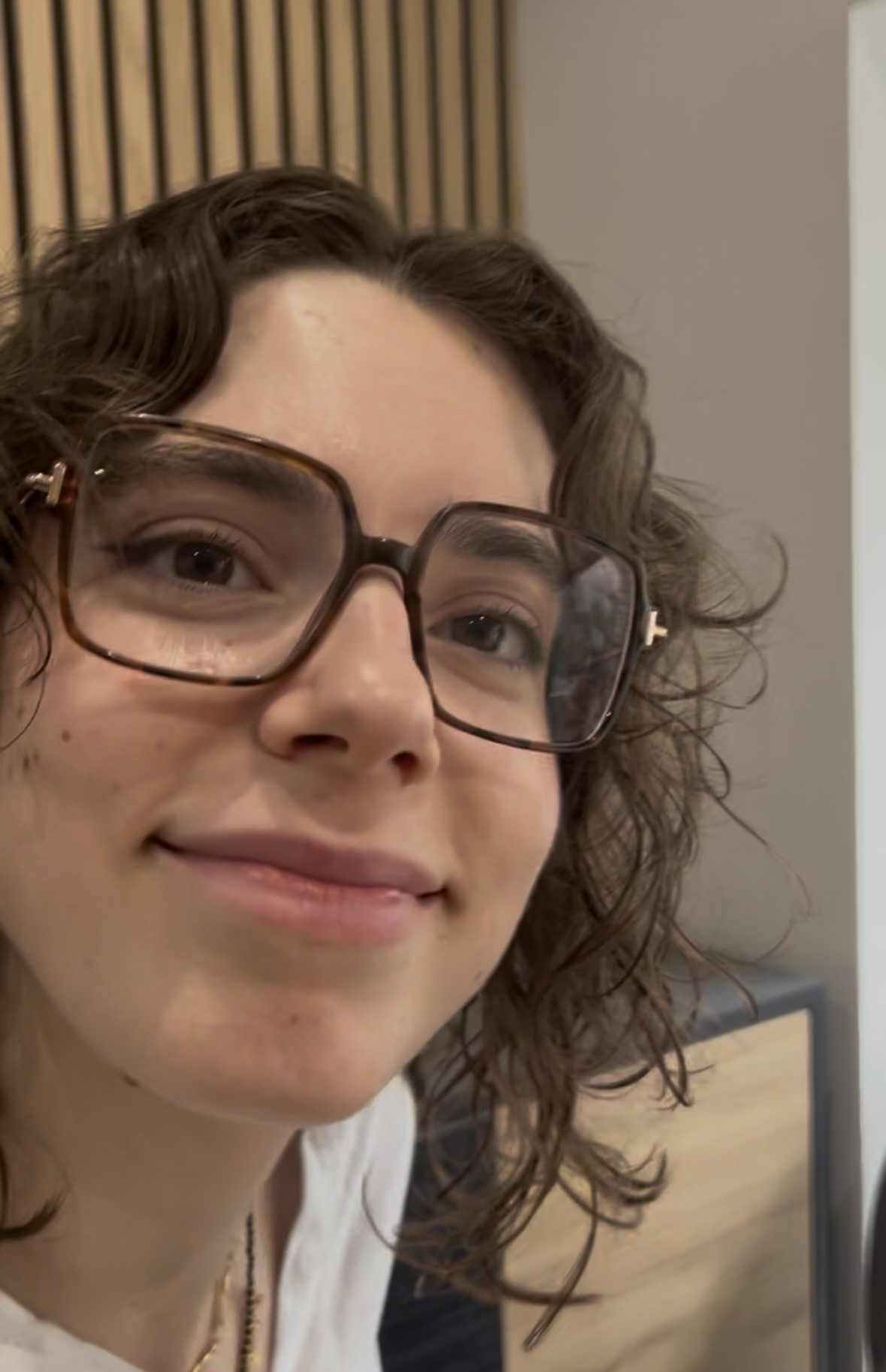 Raphaelle fait la clown devant la caméra