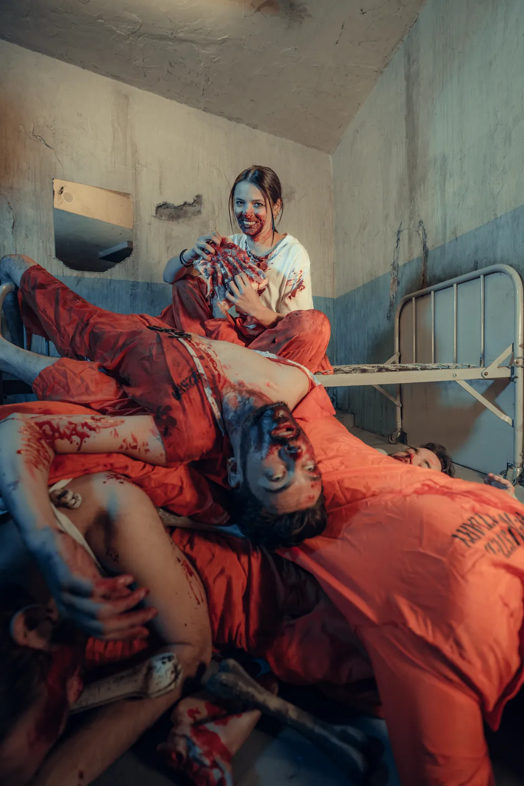 Détenus zombies entassés sur une couchette, un corps pendant du lit, Escape Game d'Halloween