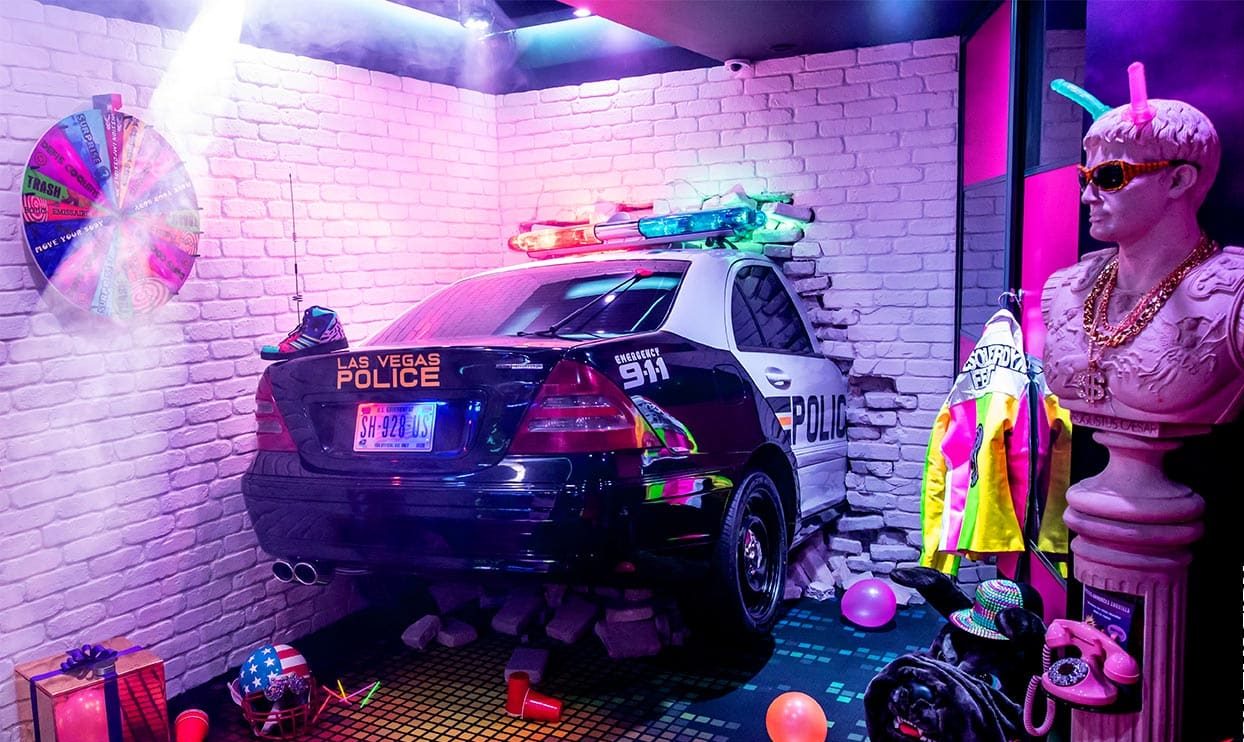 décor tournage lyon voiture de police