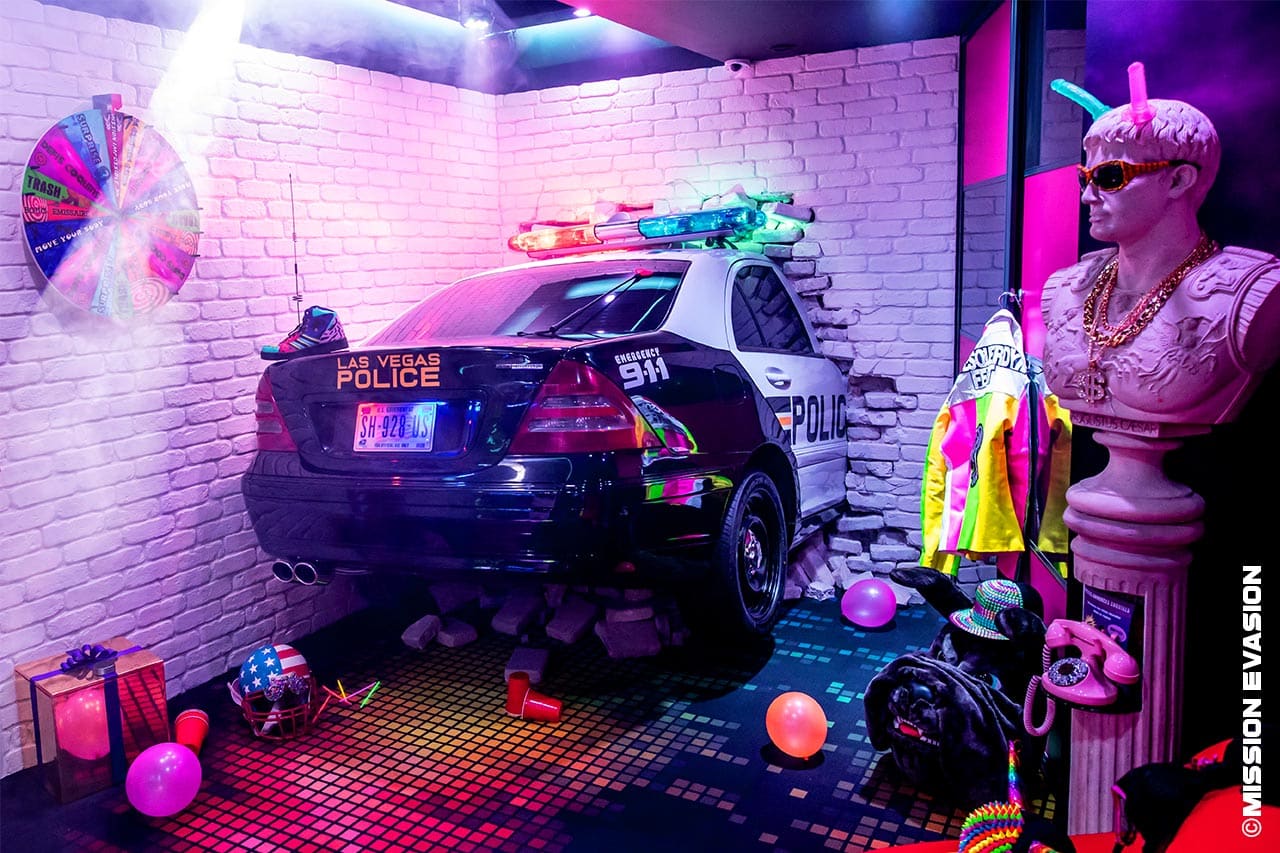 décor tournage lyon voiture de police